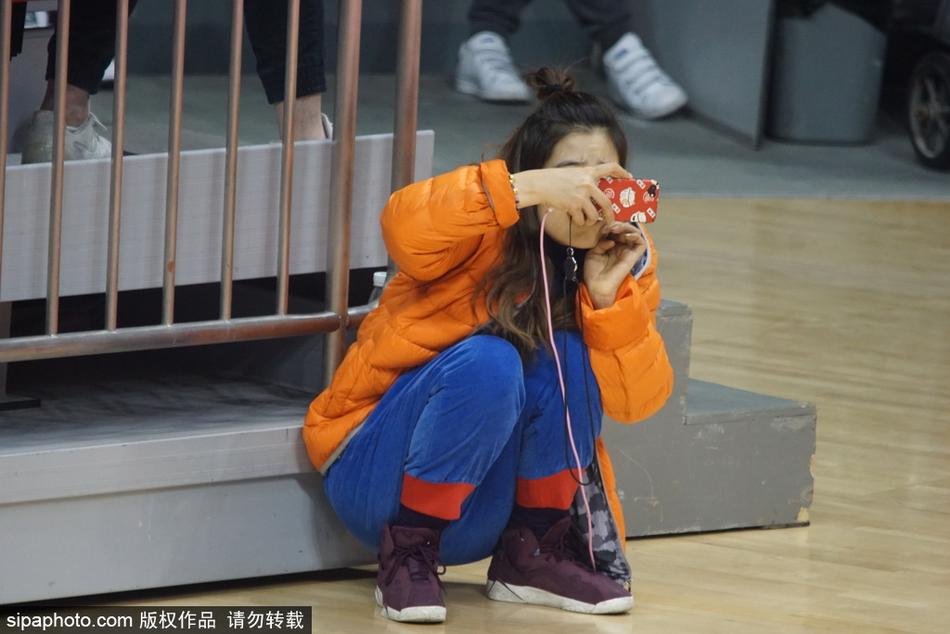 这位美女裁判正在场边与技术台进行沟通,她侧身倾听的专注神情,短发显得干练利落,在激烈的赛场背景下,展现出一种知性且专业的美感。