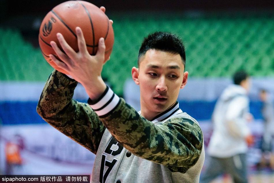 外援韦弗神情专注地进行运球训练，这位曾效力火箭的悍将，正试图用经验带领年轻的吉林队在客场突围