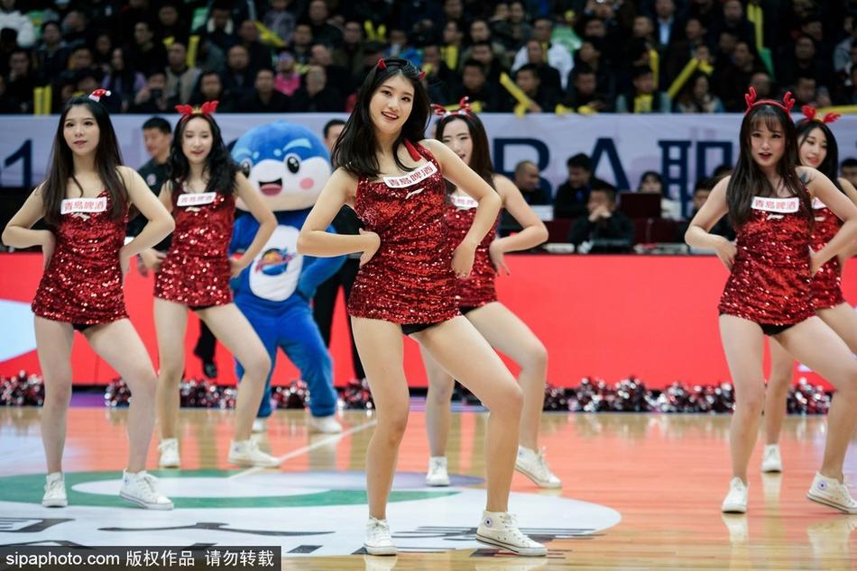 镜头拉近,这位篮球宝贝眼神专注而明亮,脸颊因高强度运动泛着健康红晕,手中花球仿佛也被她的热情点燃,成为赛场边最靓丽的风景线。