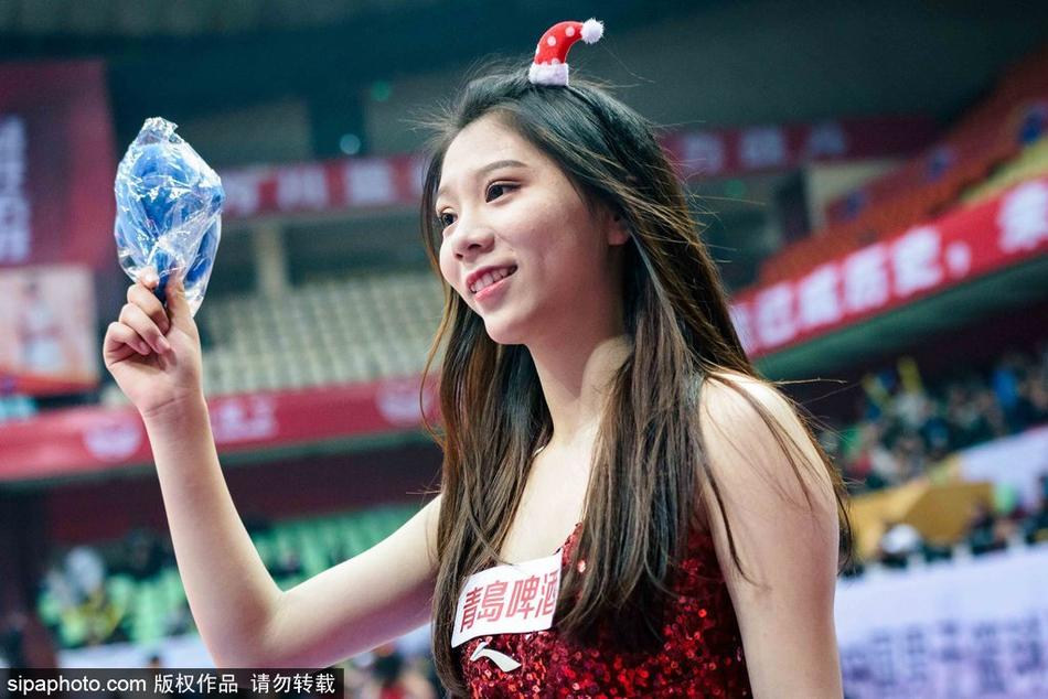 表演进入高潮,篮球宝贝们整齐划一扬起手臂,金色闪粉在灯光下熠熠生辉,她们的脸上洋溢着自信的笑容,用热情感染着看台上的每一位球迷。