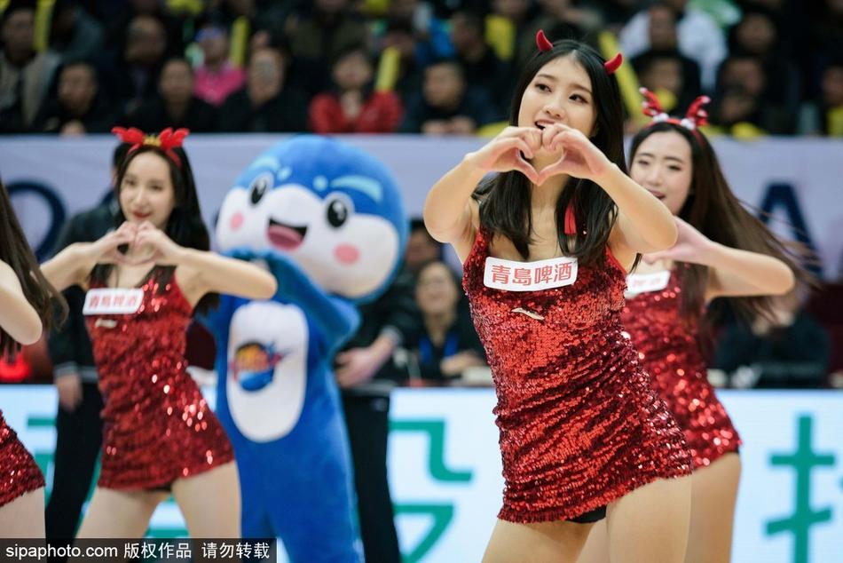 另一套黑色劲装造型凸显宝贝们酷飒的一面,动作利落干净,定点pose眼神坚定,展现出新时代篮球宝贝专业且多元的舞台表现力。