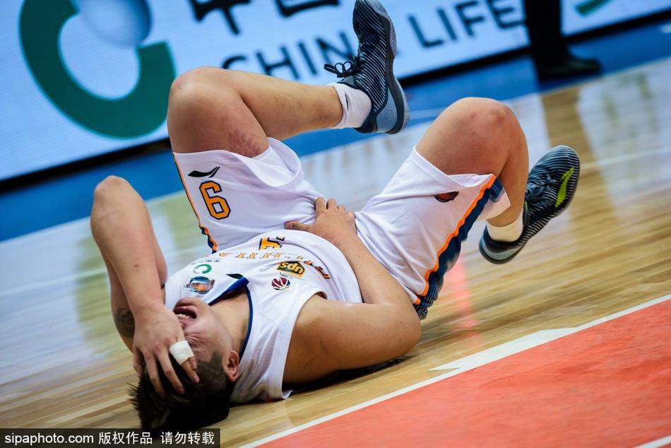 徐煜峰在搀扶下缓慢走向场边，他的背影显得格外落寞，看台上无数关注的目光交织成一片复杂的氛围。