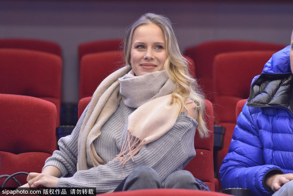 比赛结束后,宝莲娜耐心地与上前请求合影的中国球迷站在一起,她微微侧身靠近,脸上绽放出亲切友好的笑容,毫无球星光环下的傲慢与距离感。