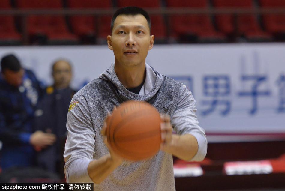 外援尼克尔森与队友进行挡拆配合演练，他灵活的跑位和柔和的手感，正是广东队拉开进攻空间、丰富战术体系的重要棋子。