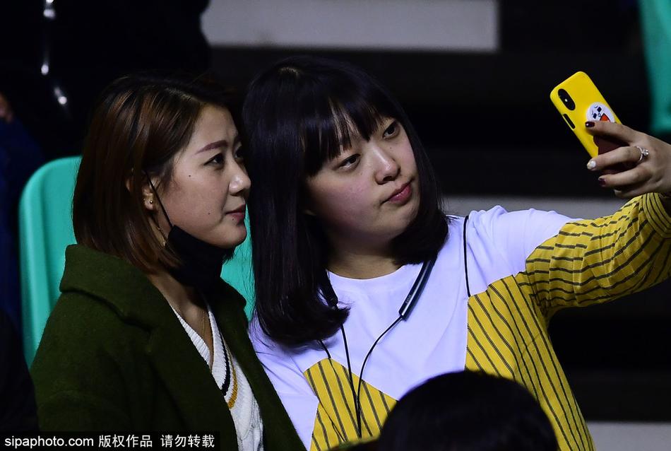 在人群的缝隙中,另一位留着齐刘海的清秀女球迷被捕捉到了镜头。她身着浅色上衣,安静地坐在座位上,即使周围是狂热的球迷,她依然保持着温婉的神情,如同喧嚣中的一股清流,静静地欣赏着这场篮球盛宴。