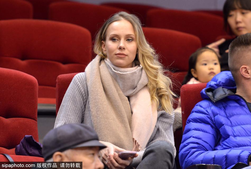 在球场混合采访区,面对突如其来的镜头和话筒,宝莲娜没有丝毫的扭捏,她那标志性的灿烂笑容和得体的举止,完美诠释了什么叫作“CBA最美太太”的风范。