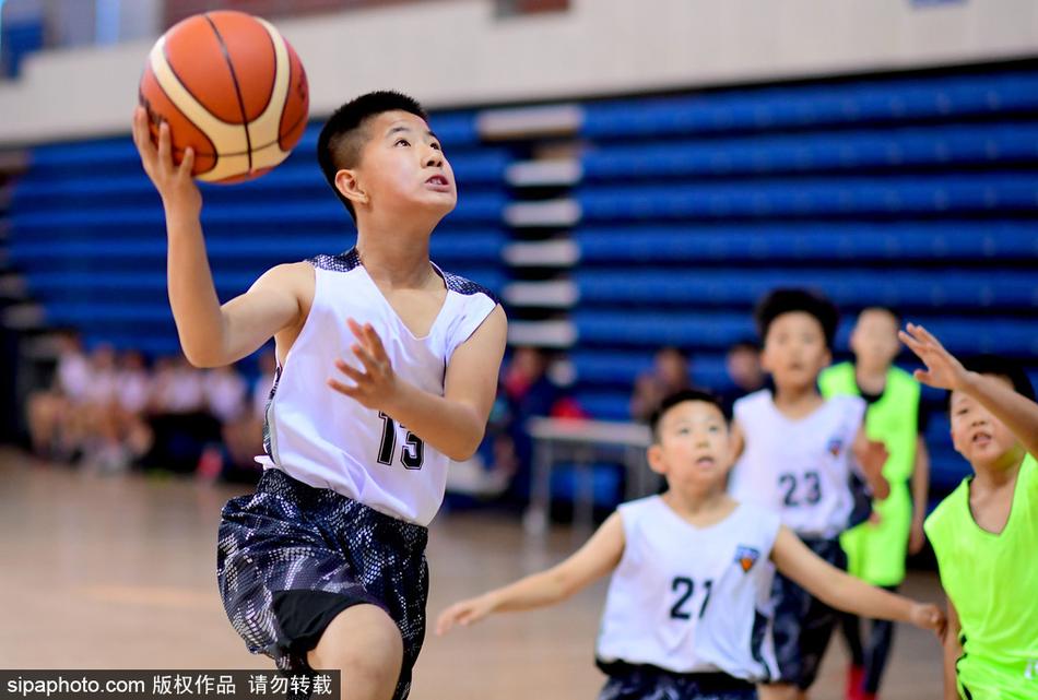 暂停期间,一名稚气未脱的小球员坐在替补席上,一边大口喝水,一边认真聆听教练布置战术,他清澈的眼神中映照着场上的对抗,也映照着对胜利的渴望。