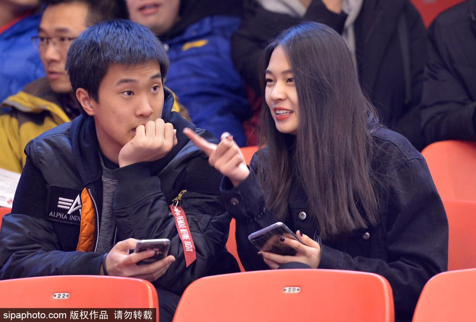 看台上的她露出了灿烂明媚的笑容,似乎为球队的一次精彩配合而由衷喝彩,这份发自内心的快乐,瞬间感染了周围的每一个人。