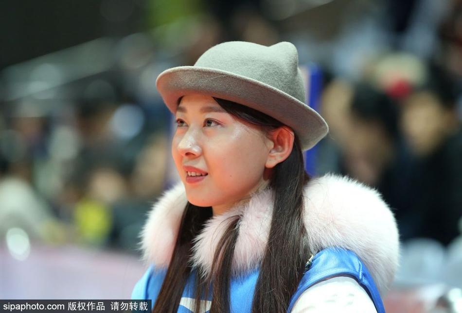 距离开赛还有一段时间,一位身着粉色外套的年轻女孩已独自坐在空荡的看台上,她眼神清澈,静静注视着场地中央正在热身的球员,仿佛在构思着稍后该如何为心爱的球队呐喊。