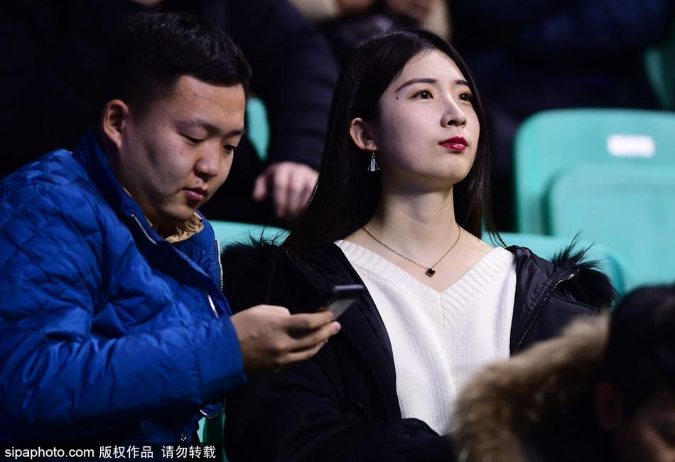 喧嚣散去,彩虹发美女球迷正准备离场,她回眸一瞬的眼神清澈明亮,那头彩辫成为了那个辽粤大战之夜最令人难忘的场外风景。