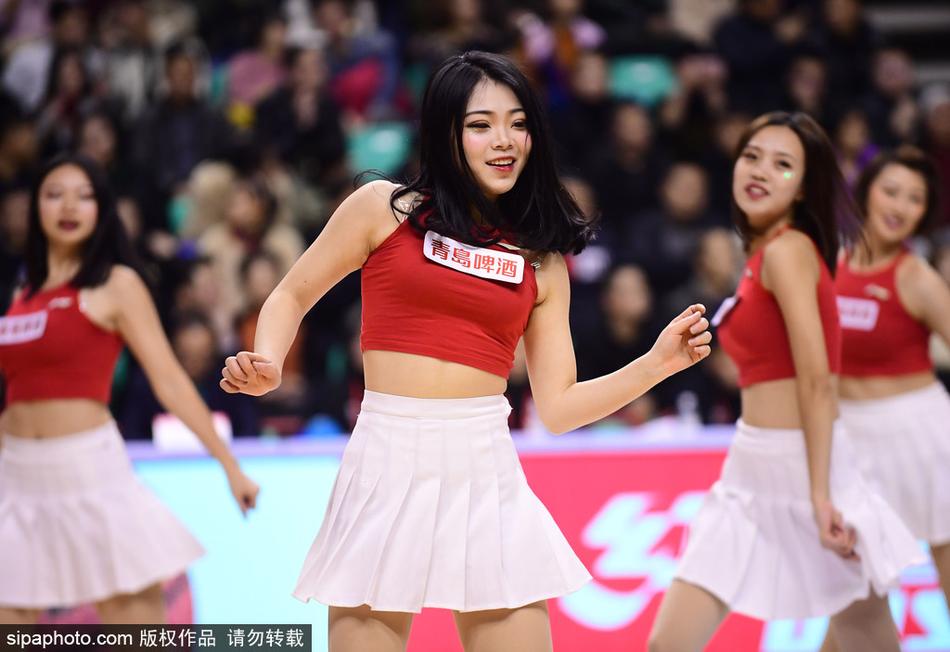 伴随节奏加快，宝贝们甩动飘逸的长发，动作利落干净，完美的团队配合展现出深厚的舞蹈功底，让观众暂时忘却了比分落后的紧张。