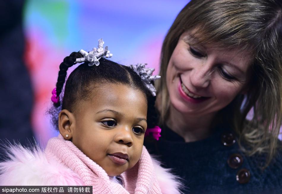 中场休息时，哈德森走向场边，温柔地亲吻自己的女儿，场面十分温馨感人。