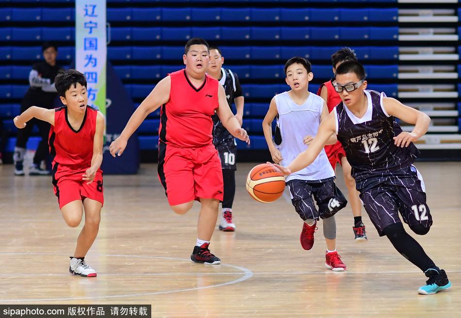 比赛结束后,获胜球队的小球员们兴奋地围成一圈,将手叠在一起高声呐喊庆祝,他们脸上洋溢着的笑容和汗水,是这个冬日里最温暖动人的画面。