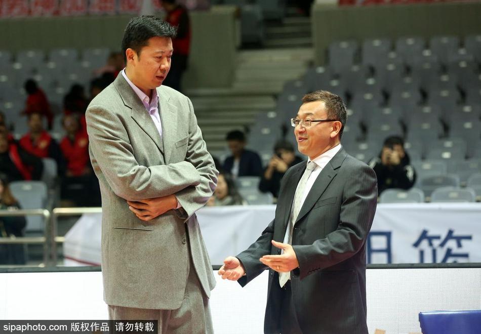 在宁波雅戈尔体育馆明亮的灯光下,身披福建队教练组服饰的范斌与八一队助教王治郅相对而立,范斌伸手指向场内,神情专注地讲述着什么,而王治郅则双手抱胸,微微侧耳倾听,眼神中流露出对老队友的无比信赖。