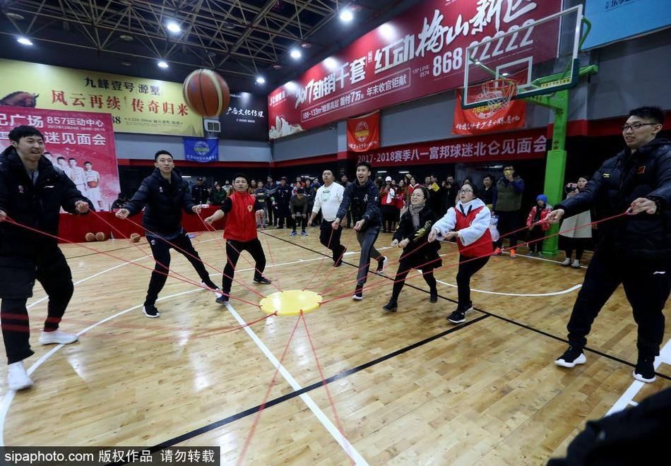 马连保指导在场边双手抱胸,面带微笑地看着弟子们与球迷进行趣味对抗,场面温馨如同家庭聚会。