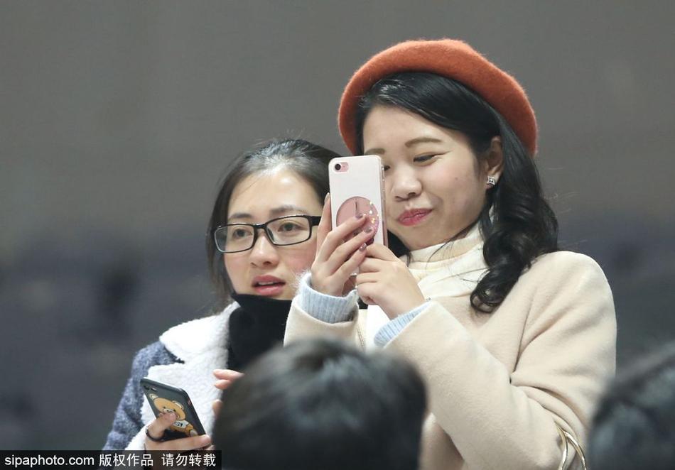 这位戴着眼镜的女球迷显得格外文静,她安静地坐在座位上,手里的手机镜头却早已对准了球场方向,或许是想记录下偶像赛前训练的珍贵瞬间,那份专注让人不忍打扰。