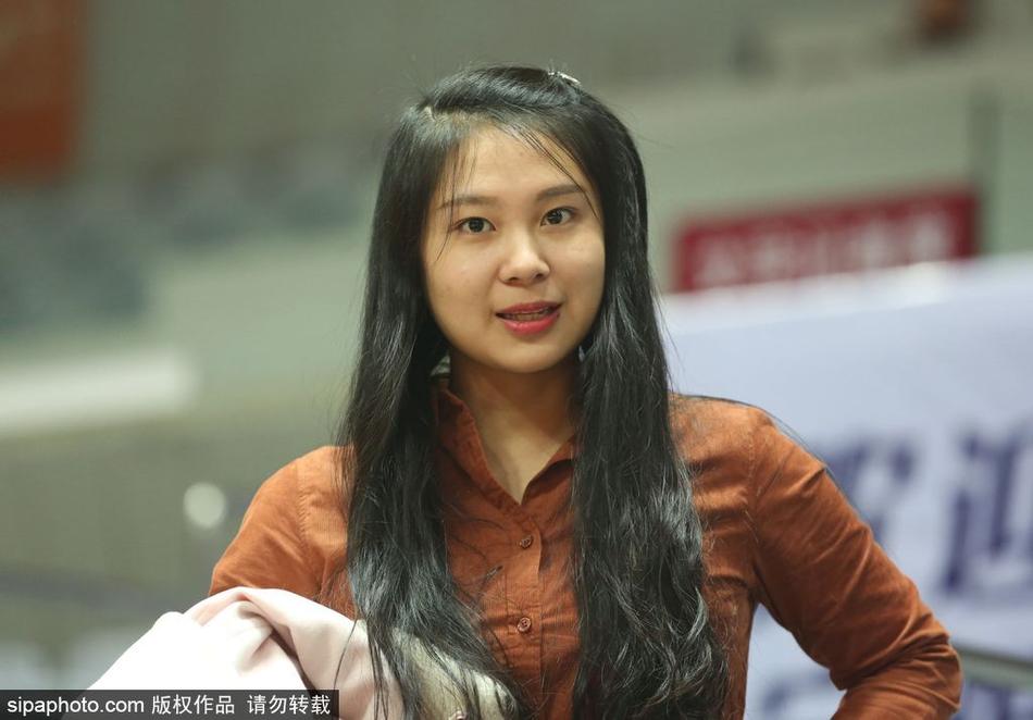 比赛还未开始,这位长发披肩的美女已经找好了最舒适的观赛姿势,她托腮凝望,仿佛在思考今晚的战术走势,又或者只是在享受这大战前夕难得的宁静时光。