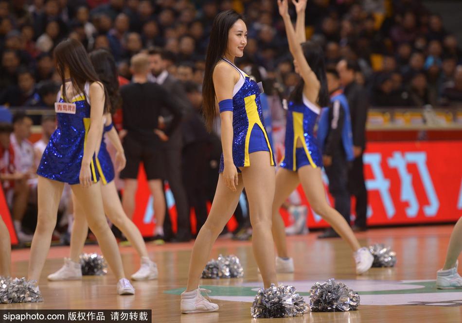 中场休息时,篮球宝贝们在场地中央摆出酷炫的集体造型,她们手中的花球如同夜空中最亮的星,闪耀在球馆中央。