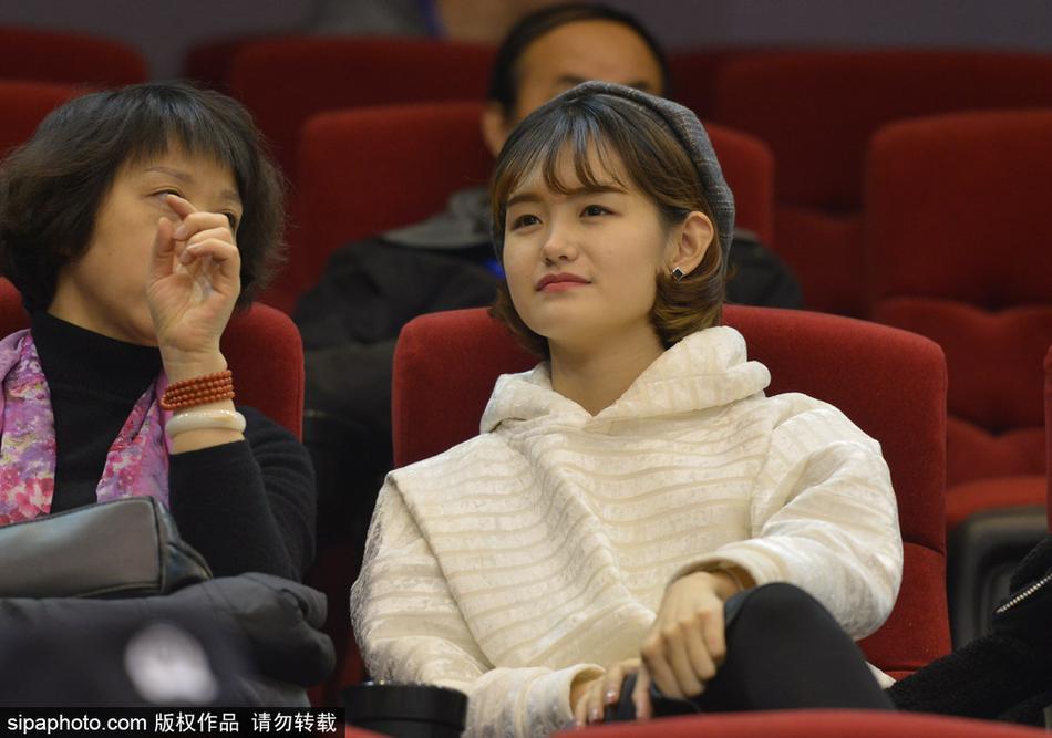 比赛进入白热化，这位气质优雅的美女球迷全神贯注，仿佛周围的喧嚣都已静止，她的世界里只剩下那颗决定胜负的篮球。