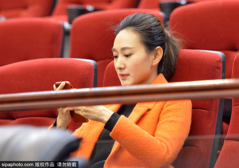 一位美女球迷正用手机记录下赛场上的精彩瞬间,她不仅是观众,也是这场篮球盛宴的传播者,希望将喜悦分享给更多人。