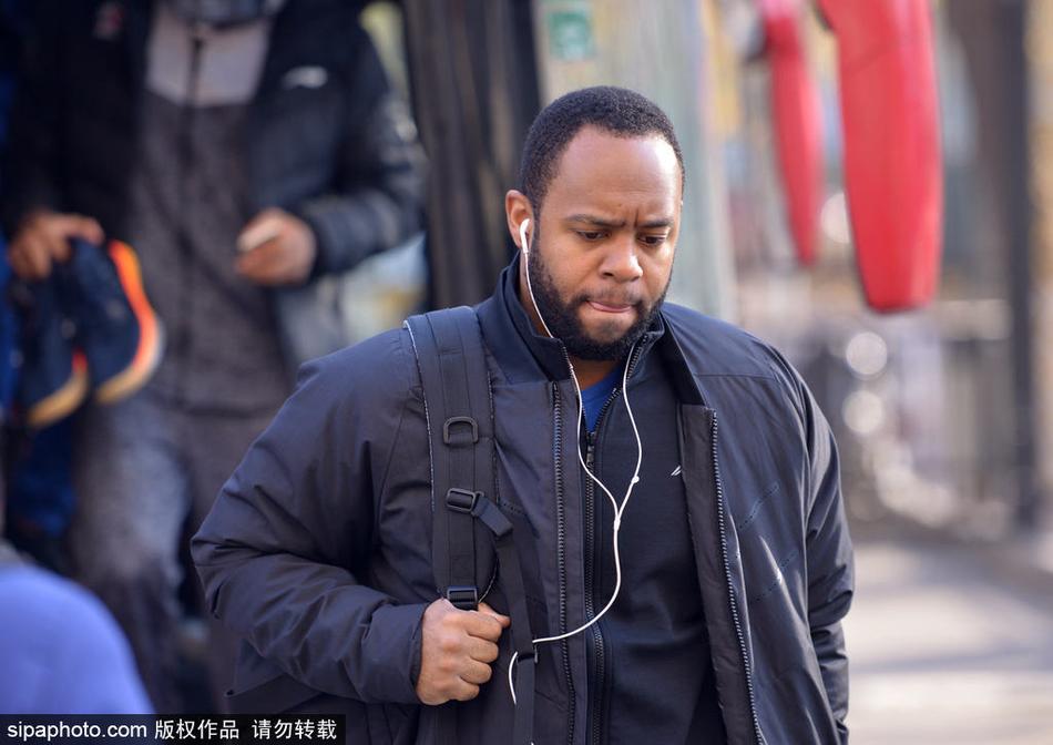 广东宏远球员赵睿在赛前训练中全神贯注地控球突破，动作敏捷，展现出伤愈复出的良好状态。