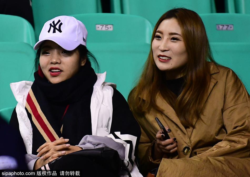 李晓旭的爱妻李旭坐在辽宁主场看台中央,她气质优雅,与身旁的女伴们专注地看着场内,眼神中满是对夫君的牵挂与支持。