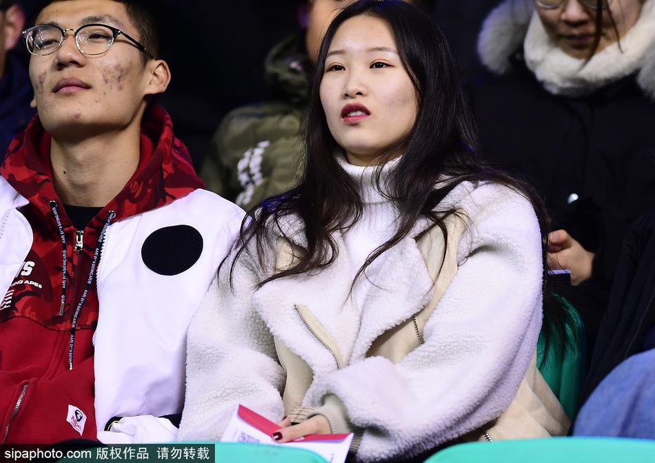 辽宁队外援哈德森在场上持球进攻,背景看台上,“貂皮球迷大军”形成了一道独特的风景线,他们或站或立,目光全部聚焦在球场中央,这种全情投入的氛围,正是CBA魔鬼主场的最佳写照。