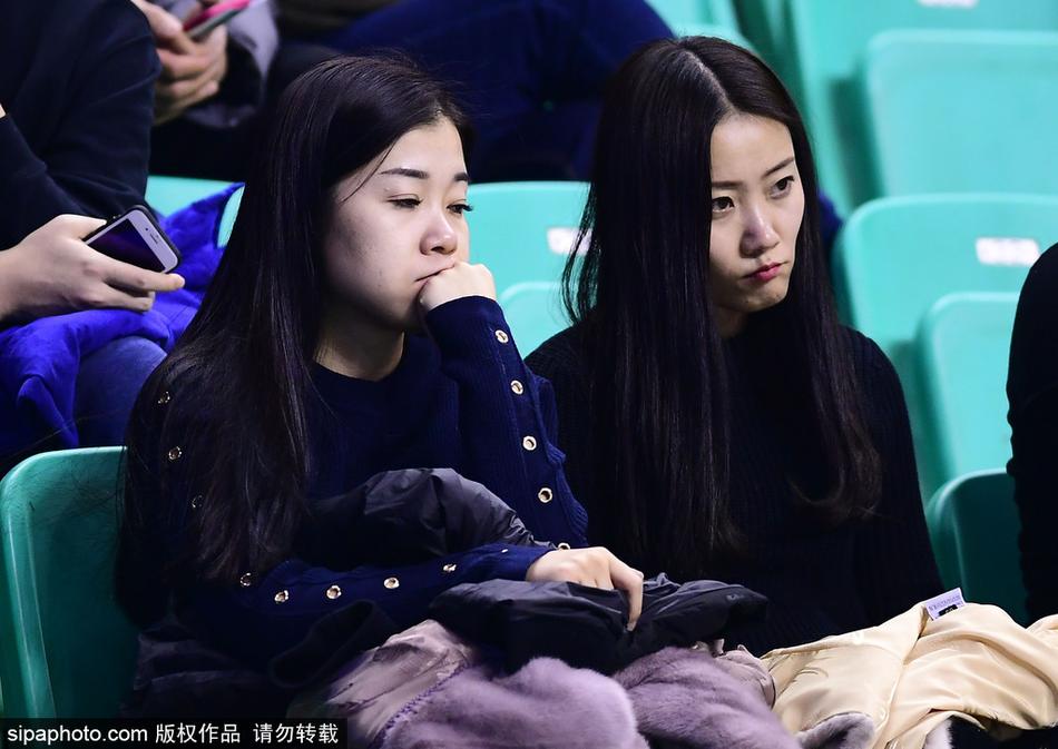 面对镜头的捕捉,彩虹发女孩略显羞涩地抿嘴一笑,手中的加油棒停在半空,那股青春活力几乎要溢出屏幕,感染着电视机前的每一位观众。