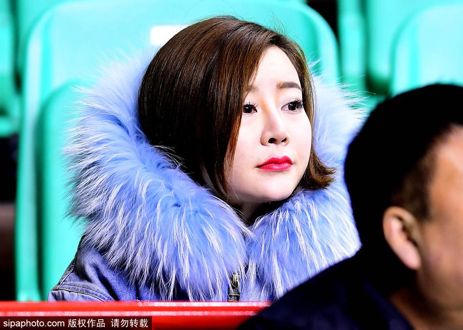 镜头拉近,孙婉晴那精致的侧脸和专注的神情让人过目难忘,她扎着简单的马尾,在喧嚣的球场中静静地看着场上局势,宛如一道靓丽的风景线。