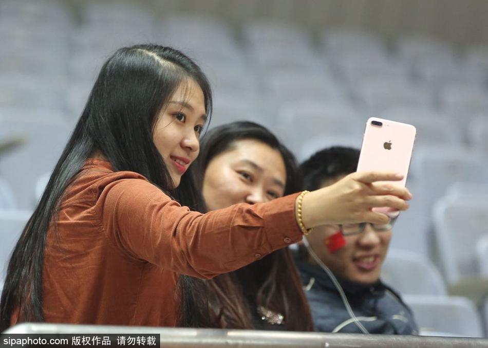 看台上的一位女球迷面对镜头露出了甜美的微笑,她的笑容如同冬日里的一抹暖阳,或许是因为支持的球队有了出色的发挥,又或许只是因为沉浸在现场的篮球氛围中,这份喜悦感染了周围的人。