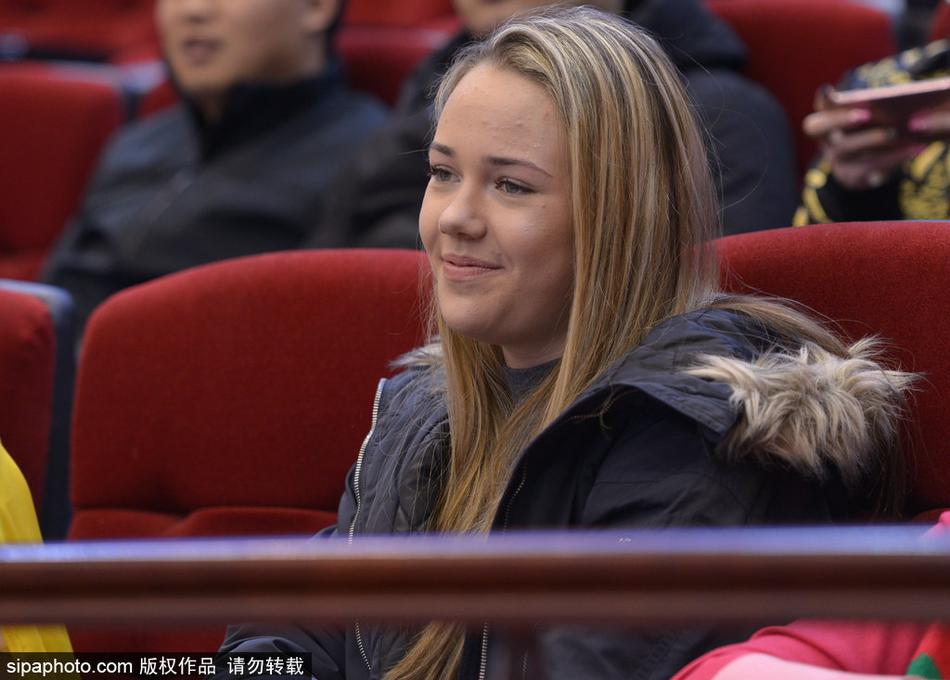 她安静地坐在看台上,即使周围喧嚣四起,眼神中也透着一股对比赛的专注与思索,仿佛在用自己的方式解读着场上的每一次攻防转换。