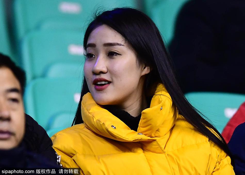 孙婉晴身着一袭白色外套,在本溪体育馆的看台上显得格外清纯动人,她双手举着写有‘辽宁必胜’的加油手牌,眼神中充满了对主队获胜的渴望。