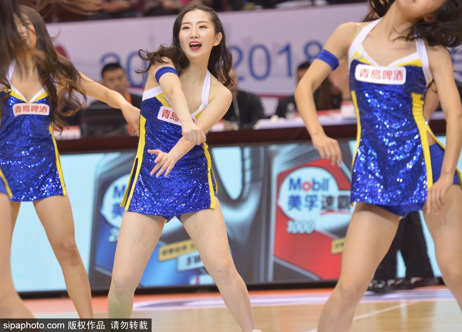 四位篮球宝贝排成一列,同时做出俏皮的指天动作,她们配合默契,队形整齐,展现出团队超强的舞蹈功底。