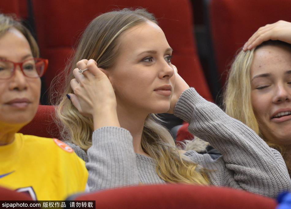 赛后,莫泰妻子在场边优雅等待,身姿高挑的她即使站在人群中依然气质出众,目光寻找着丈夫的身影准备给予拥抱