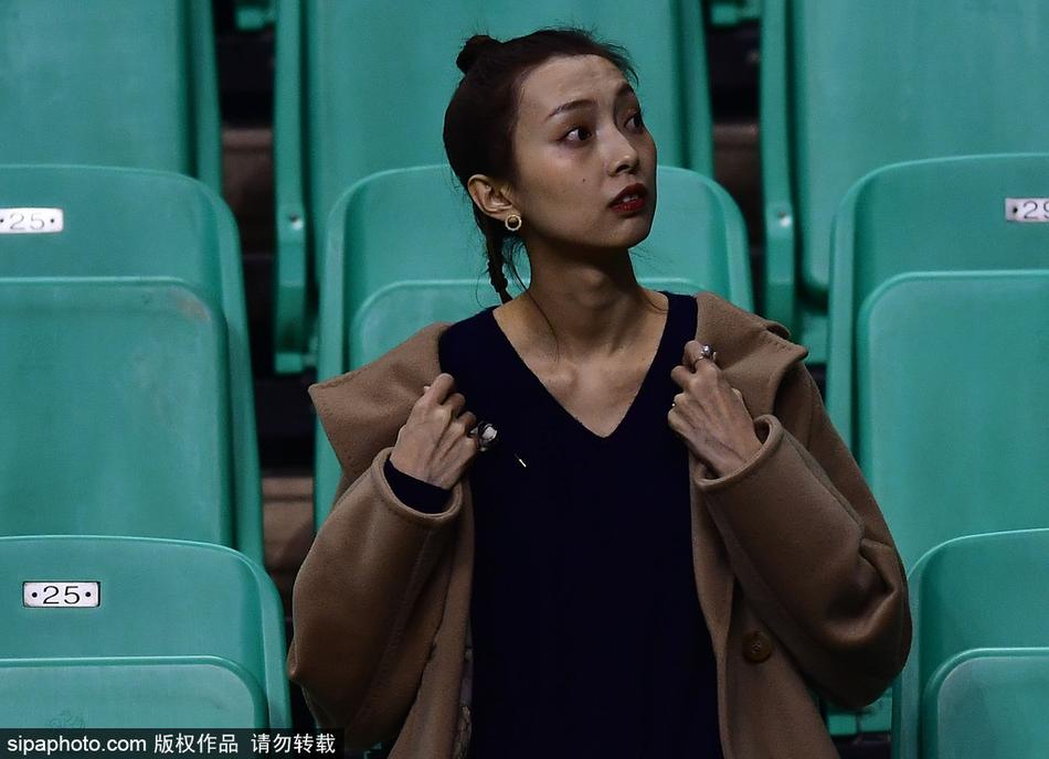 李晓旭的爱妻身穿时尚冬装，提前数小时抵达本溪主场，眼神中充满期待与关切，安静地坐在看台上等待比赛开始。