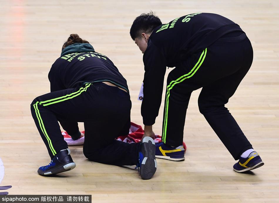 辽宁与广东队员篮下激烈拼抢,目光紧锁篮球,而场边一道身影已如离弦之箭蓄势待发,准备随时冲入场内