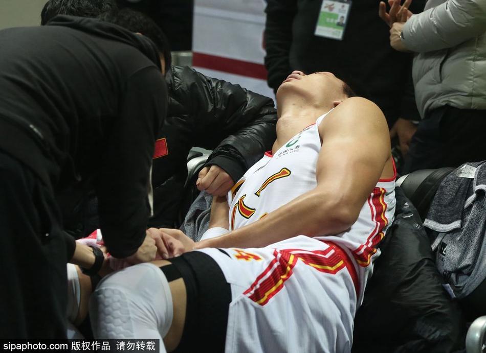 许钟豪在宁波主场轰然倒下，身体蜷缩在冰冷的地板上，双手掩面承受着剧痛，四周的队友和对手神情凝重。