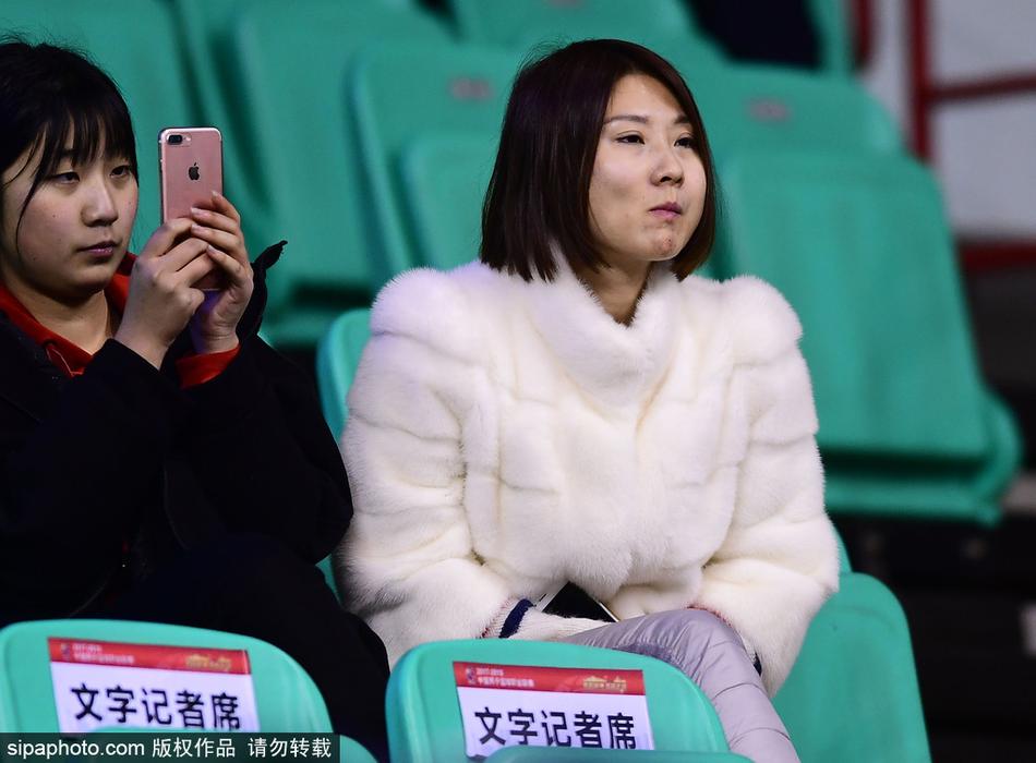 看台上,几位身穿黑色、深棕色貂皮大衣的球迷正聚精会神地观看比赛,他们厚重的皮草与周围穿着轻薄羽绒服的观众形成鲜明对比,脸上洋溢着对主队坚定的支持,仿佛这身行头就是他们最骄傲的“战袍”。