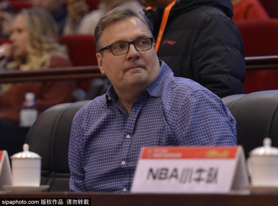 丁彦雨航如闪电般撕裂八一队的防线,他单手持球,眼神坚定,正准备迎着防守球员完成一次势在必得的突破上篮。