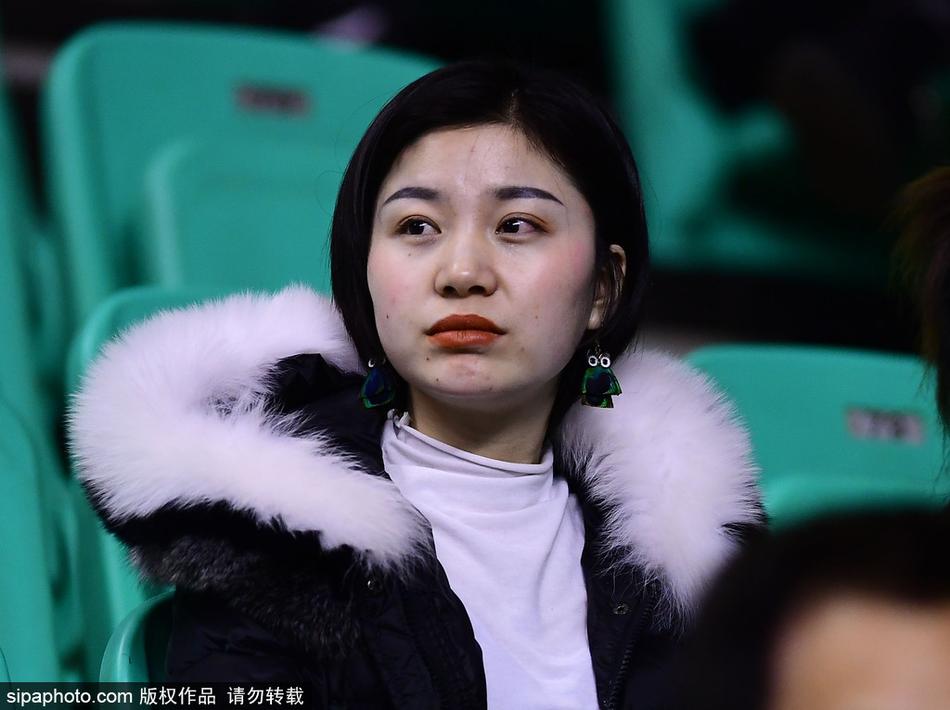 散场后的灯光略显阑珊，这位气质出众的女孩在离场前被镜头定格。她眼神中既有对比赛结束的不舍，也带着一丝满足的笑意，仿佛这场精彩的比赛和现场的激情，已经在她心中留下了难忘的回忆。