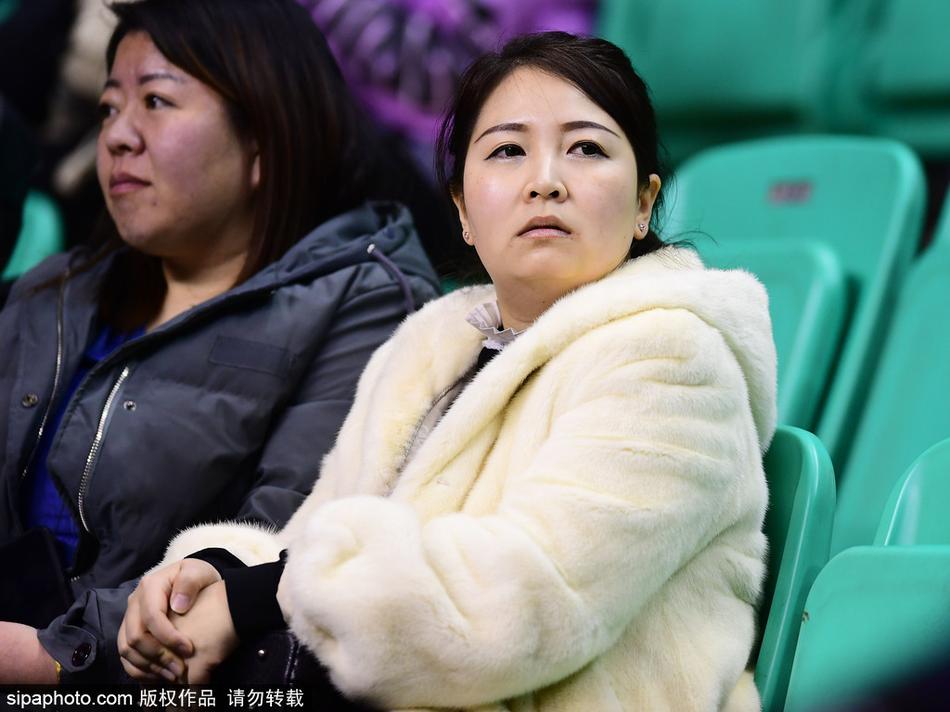 比赛结束后,几位身穿貂皮大衣的球迷依然不舍得离去,他们在看台上合影留念,脸上带着胜利的喜悦。这身厚厚的皮草见证了这个属于辽宁篮球的荣耀之夜,也见证了东北球迷独一无二的热情与忠诚。