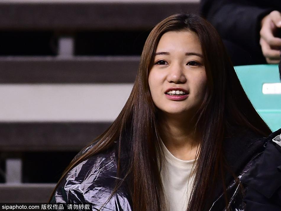 这位被称为中国版赤木晴子的女球迷，在场边露出了灿烂的笑容，她双手轻托脸颊，即使戴着口罩也难掩眉眼间散发的青春活力和对篮球的喜爱。