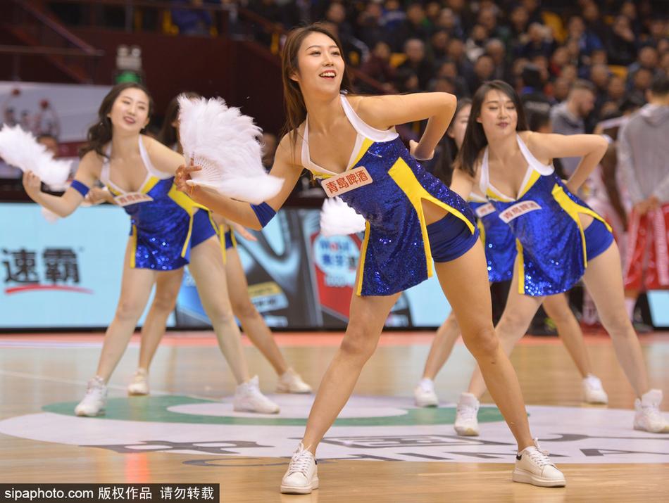 面对镜头,两位篮球宝贝自信地秀出舞姿,她们身姿挺拔,笑容甜美,身后的观众席虚化成背景,这一刻她们就是球场的主角。