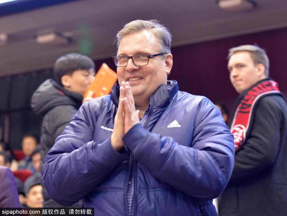 比赛结束后,小尼尔森与八一队传奇中锋王治郅热情拥抱,两人的笑容跨越了岁月的长河,也象征着中美篮球文化交流的传承。