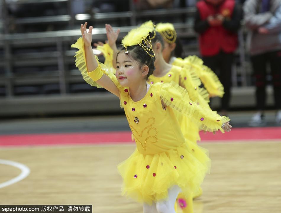 一群穿着红色肚兜和短裤的萌娃啦啦队队员,在CBA赛场上整齐地排成队列,她们肉嘟嘟的小手紧握彩球,稚嫩的脸上写满了认真与专注。