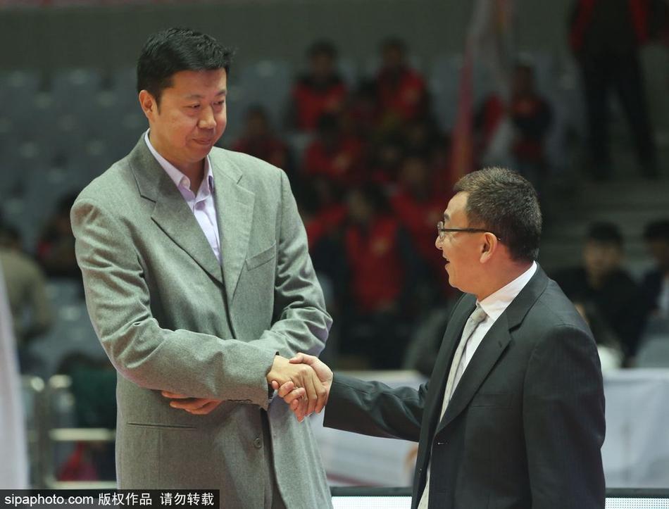 范斌的表情生动,双手比划着战术手势,似乎在向王治郅解释自己目前执教福建队的理念。即使已经退役多年,范斌骨子里那股不服输、敢打敢拼的硬汉气质依然清晰可见,作为教练的他,依然在场上挥洒着自己的热情。