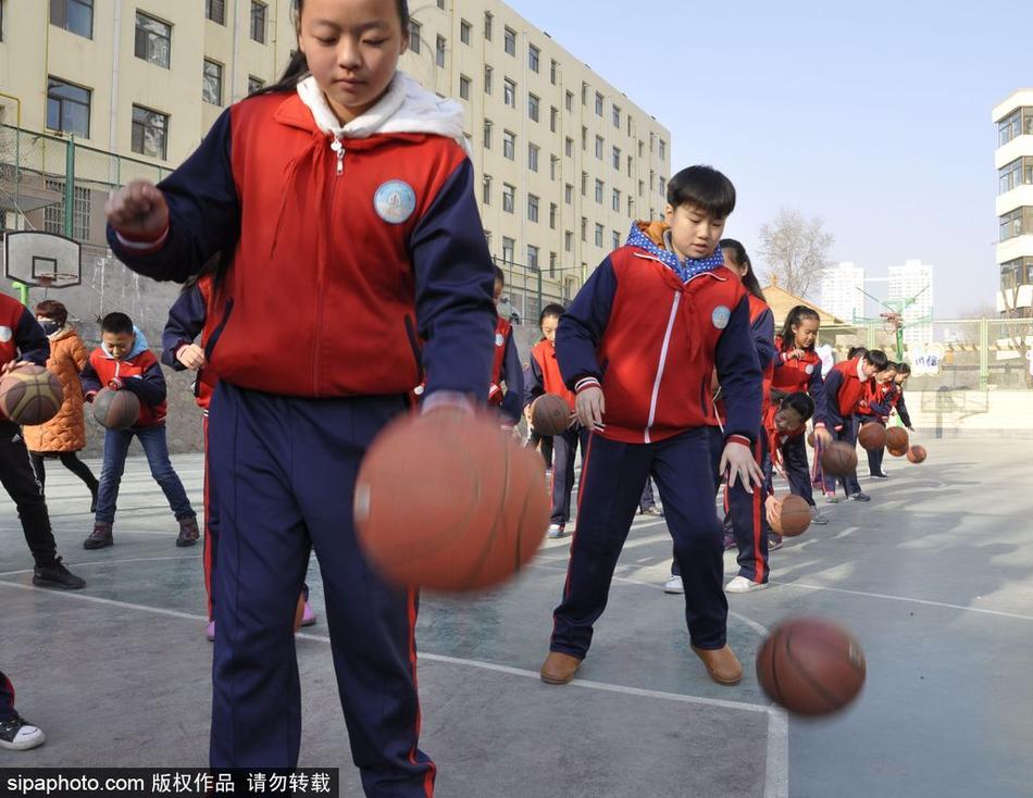 表演结束,孩子们整齐地抱着篮球,脸上洋溢着自豪与满足的笑容。这一刻,篮球操不仅锻炼了身体,更在他们心中种下了热爱运动的种子。