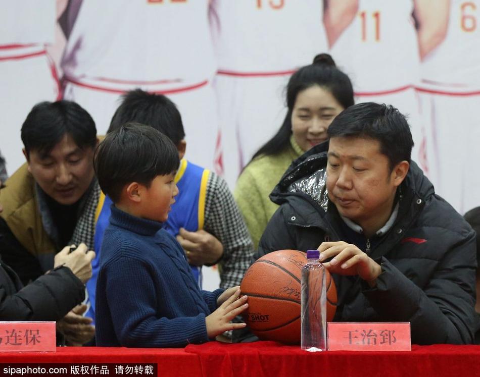 活动尾声,全体八一队员与到场的球迷们围拢在一起,面对镜头留下珍贵的全家福,每个人脸上都写满了归属感与幸福感。