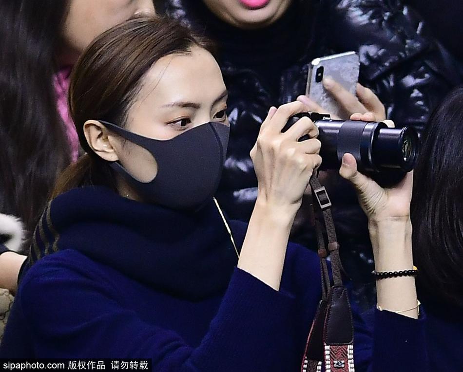 比赛结束后，李晓旭面带微笑，眼神中透着满足与幸福，场边的妻子刚刚为他拍下了整晚的英姿