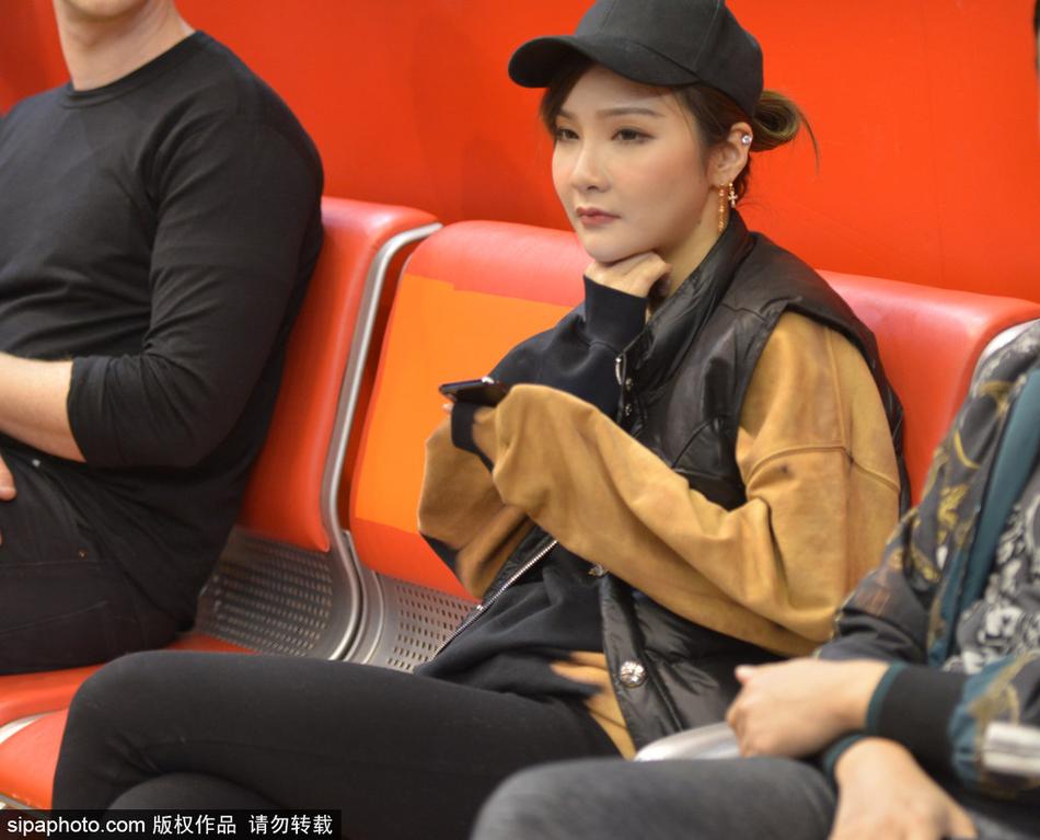 在山东高速对阵浙江广厦的激烈比赛中,睢冉的妻子专注地坐在看台上,目光温柔而坚定,默默为无法上场的丈夫和球队加油鼓劲。